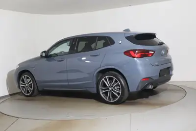 BMW X2 xDrive 25e M Sport — Plug-in Hybrid sportif, 97'000 km, sans sinistre — Heckansicht