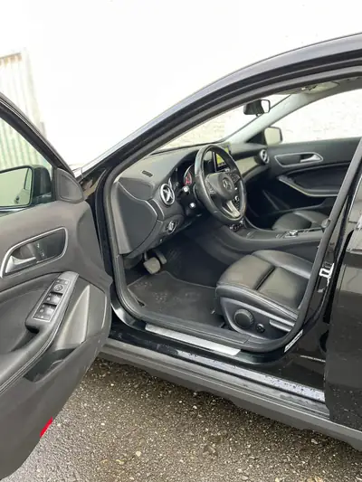 Mercedes-Benz GLA 200 CDI 4Matic — SUV compact diesel, tout-terrain affûté et entretien récent — Miniature 8