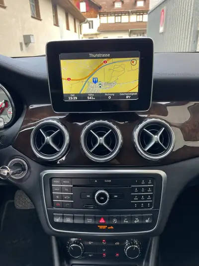 Mercedes-Benz GLA 200 CDI 4Matic — SUV compact diesel, tout-terrain affûté et entretien récent — Miniature 10