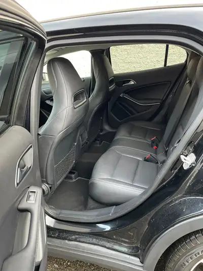 Mercedes-Benz GLA 200 CDI 4Matic — SUV compact diesel, tout-terrain affûté et entretien récent — Miniature 11