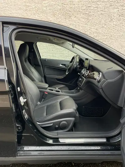 Mercedes-Benz GLA 200 CDI 4Matic — SUV compact diesel, tout-terrain affûté et entretien récent — Miniature 12
