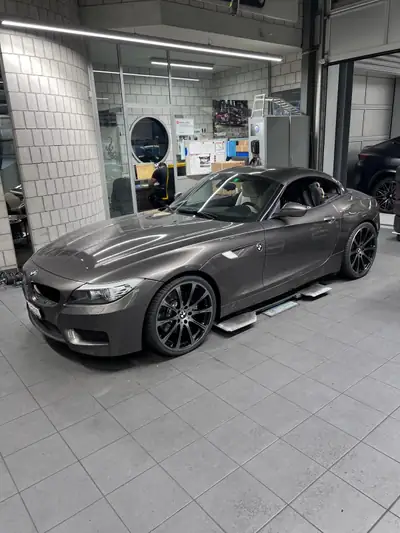 BMW Z4 sDrive35i — Roadster sportif élégant, 306 ch et transmission DKG — exterior view