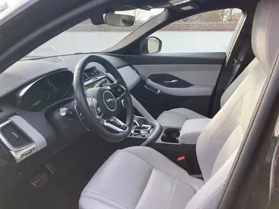 Jaguar E-PACE 1.5 P300e R-Dynamic AWD — SUV hybride rechargeable, 5300 km seulement — tableau de bord