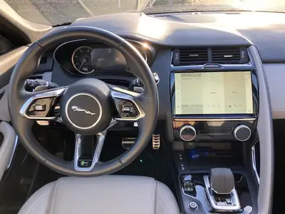 Jaguar E-PACE 1.5 P300e R-Dynamic AWD — SUV hybride rechargeable, 5300 km seulement — intérieur