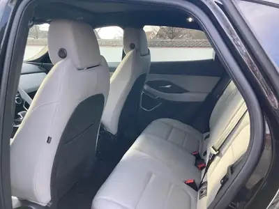 Jaguar E-PACE 1.5 P300e R-Dynamic AWD — SUV hybride rechargeable, 5300 km seulement — détail