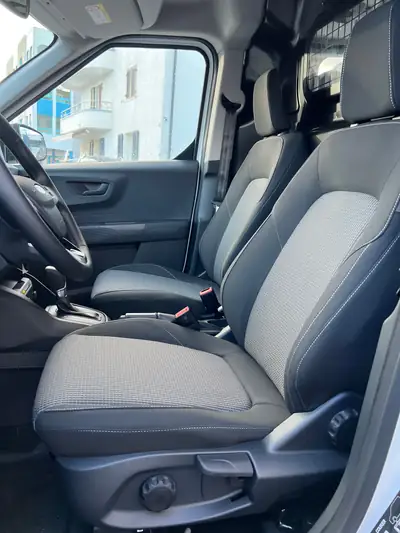 Ford Transit Courier — Utilitaire compact neuf avec garantie 5 ans — Detail