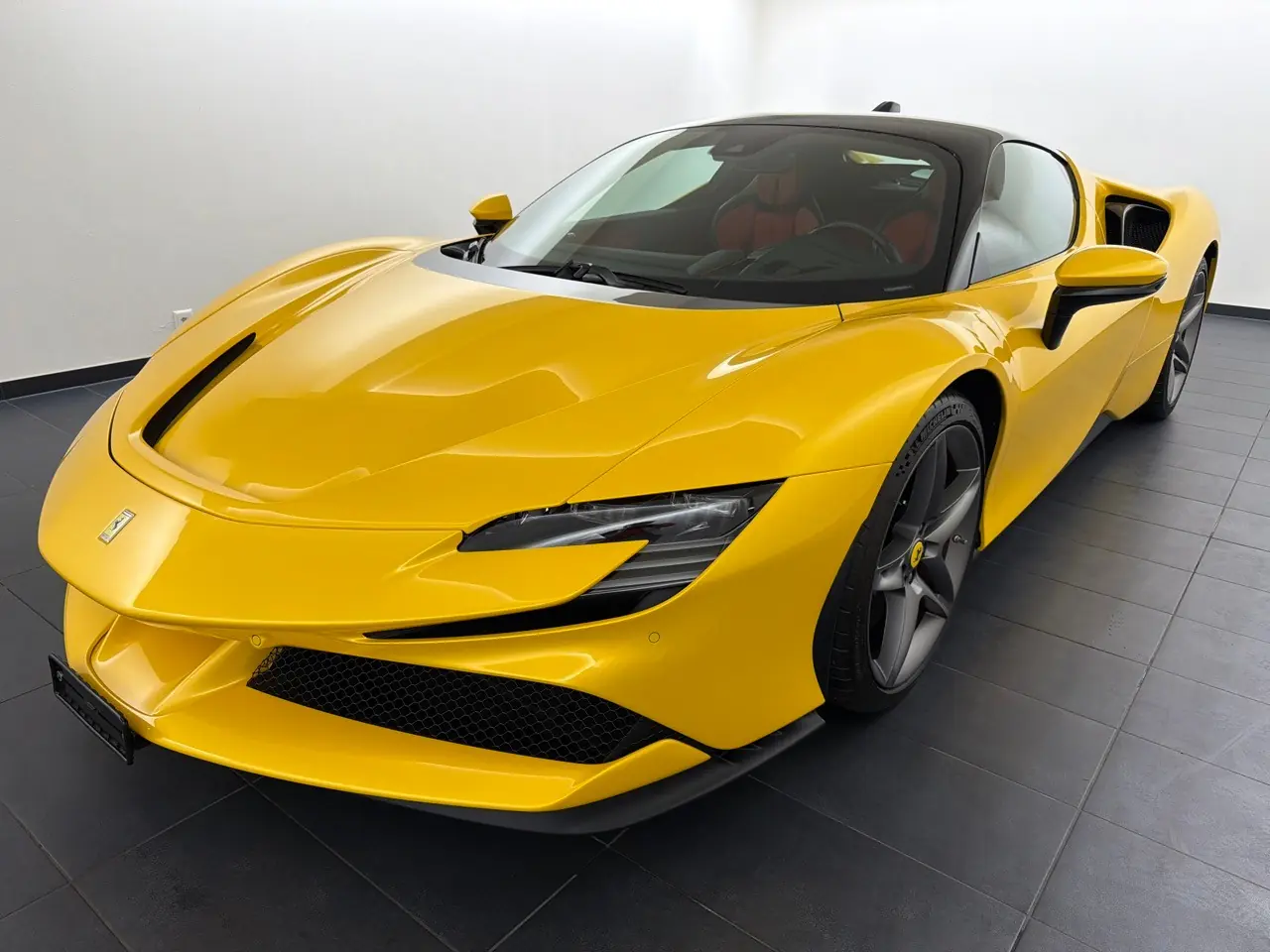 Ferrari SF90 Stradale — Hypercar hybride rechargeable, 1000 ch et seulement 3200 km