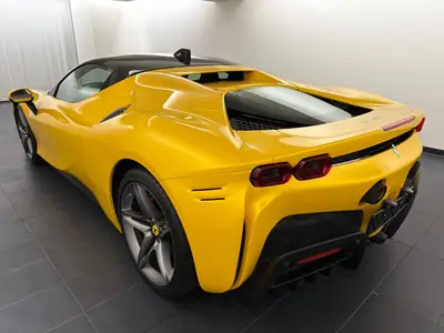 Ferrari SF90 Stradale — Hypercar hybride rechargeable, 1000 ch et seulement 3200 km — côté
