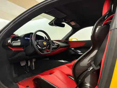 Ferrari SF90 Stradale — Hypercar hybride rechargeable, 1000 ch et seulement 3200 km — tableau de bord