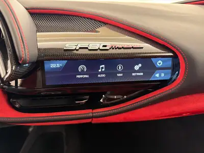 Ferrari SF90 Stradale — Hypercar hybride rechargeable, 1000 ch et seulement 3200 km — Miniature 8