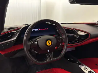 Ferrari SF90 Stradale — Hypercar hybride rechargeable, 1000 ch et seulement 3200 km — Miniature 7