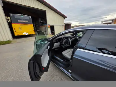 Tesla Model S 85D Performance — Berline électrique haute performance, 133 000 km — Heckansicht