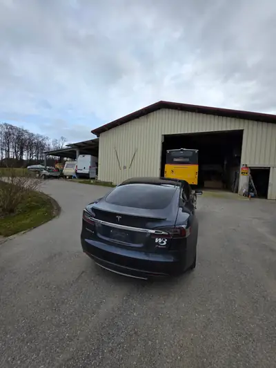 Tesla Model S 85D Performance — Berline électrique haute performance, 133 000 km — Seitenansicht
