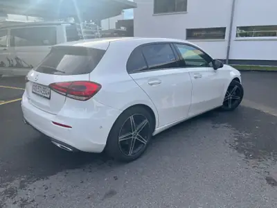 Mercedes-Benz A 180 Edition — Compacte premium affûtée, 90'000 km seulement — Heckansicht