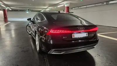 Audi A7 Sportback 55 TFSI quattro — Berline coupé premium, moteur V6 hybride, équipement maximal — tableau de bord