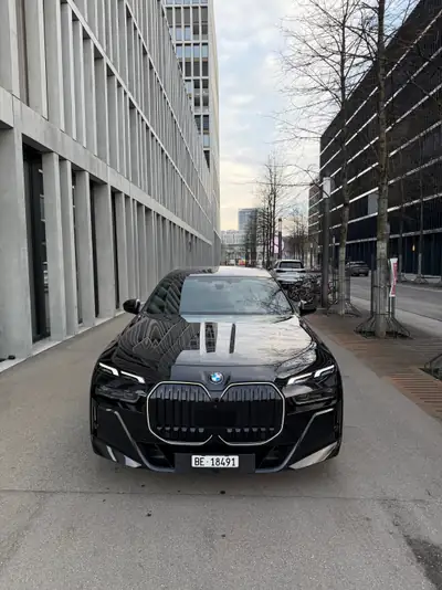 BMW 740d xDrive 48V M Sport Pro — Diesel hybride 286 ch, full équipement, très peu roulé — side view