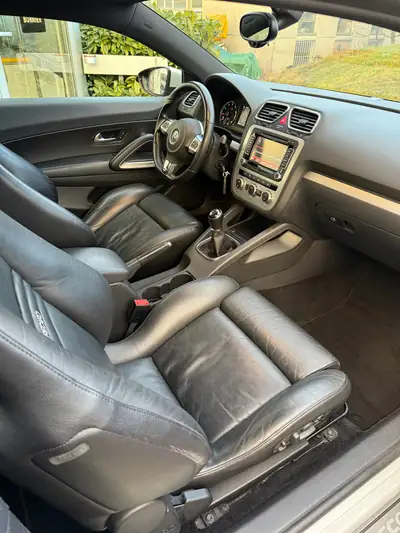 VW Scirocco 2.0 TSI – Le coupé sportif au tempérament affirmé — interior