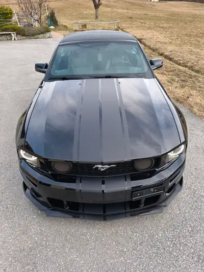 Ford Mustang GT Cabriolet 2006 — Muscle car emblématique, 305 ch et toit électrique — vista posteriore