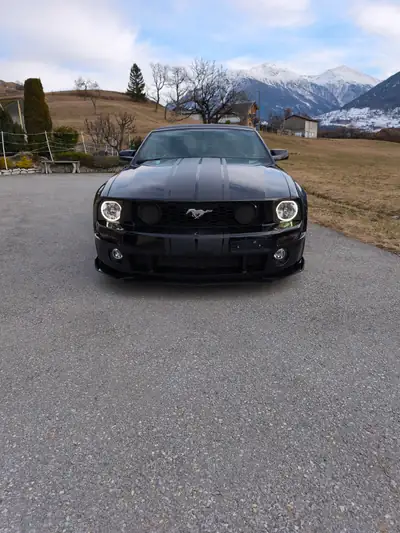 Ford Mustang GT Cabriolet 2006 — Muscle car emblématique, 305 ch et toit électrique — fianco