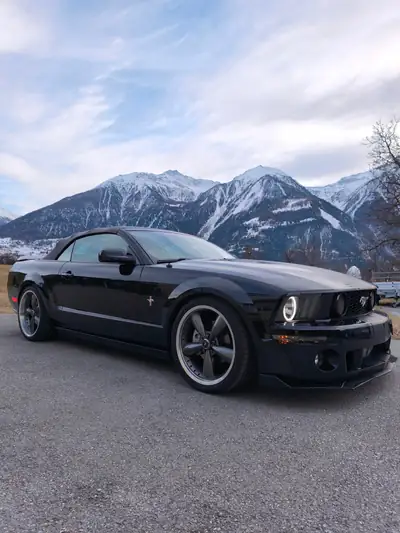 Ford Mustang GT Cabriolet 2006 — Muscle car emblématique, 305 ch et toit électrique — vista esterna