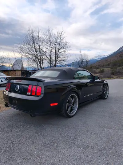 Ford Mustang GT Cabriolet 2006 — Muscle car emblématique, 305 ch et toit électrique — interni