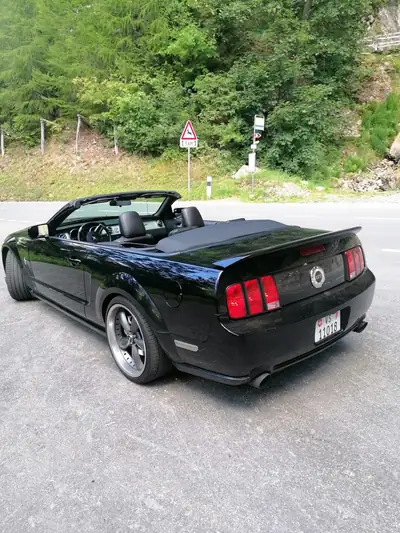 Ford Mustang GT Cabriolet 2006 — Muscle car emblématique, 305 ch et toit électrique — Miniatura 19
