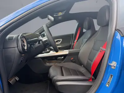 Mercedes-Benz CLA 220 AMG Line 4matic — Berline compacte hybride, puissance et efficacité — Miniature 9