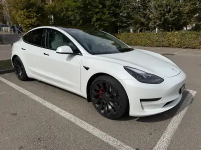 Tesla Model 3 Performance Dual Motor AWD — Électrique haute performance, 62 500 km — vue extérieure