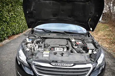 Peugeot 308 1.2 THP Style — Compacte fiable avec 2 jeux de pneus complets — interni