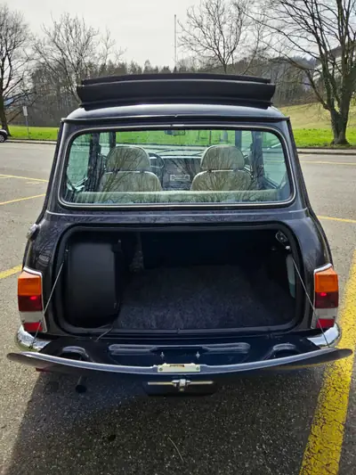 MINI 1.3i — L'icône compacte des années 90, économe et attachante — vista posteriore