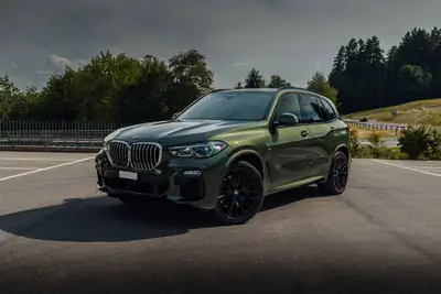 BMW X5 xDrive45e Colour Edition — Hybride rechargeable premium, 82'000 km, garantie complète — vue extérieure