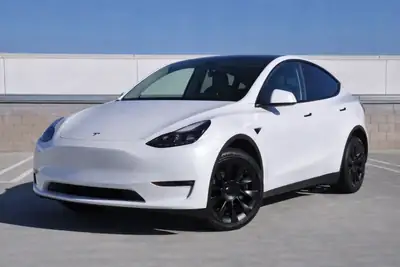 Tesla Model Y Long Range AWD 2023 — SUV électrique performant, quasi neuf, garantie batterie jusqu'à 2030 — vista esterna