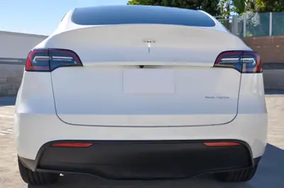 Tesla Model Y Long Range AWD 2023 — SUV électrique performant, quasi neuf, garantie batterie jusqu'à 2030 — cruscotto