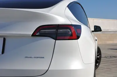 Tesla Model Y Long Range AWD 2023 — SUV électrique performant, quasi neuf, garantie batterie jusqu'à 2030 — dettaglio
