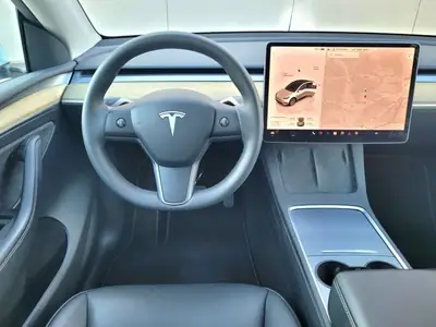 Tesla Model Y Long Range AWD 2023 — SUV électrique performant, quasi neuf, garantie batterie jusqu'à 2030 — Miniatura 8