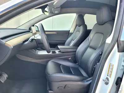 Tesla Model Y Long Range AWD 2023 — SUV électrique performant, quasi neuf, garantie batterie jusqu'à 2030 — Miniatura 9