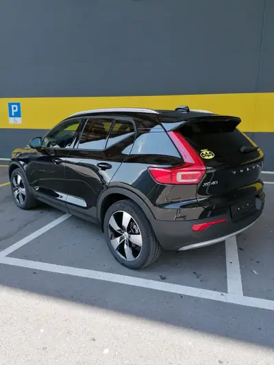 Volvo XC40 T3 Momentum — SUV compact suédois, 80'000 km, sans sinistre — Seitenansicht