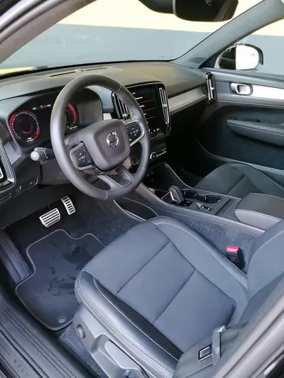 Volvo XC40 T3 Momentum — SUV compact suédois, 80'000 km, sans sinistre — Heckansicht