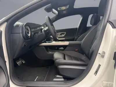 Mercedes-Benz CLA 220 AMG Line 4matic — Berline dynamique, transmission automatique, très faible kilométrage — Miniature 9
