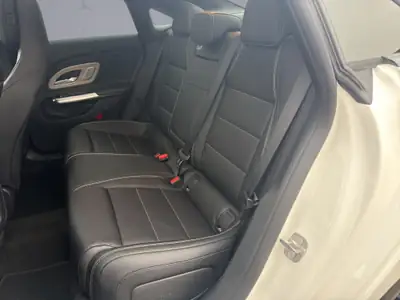Mercedes-Benz CLA 220 AMG Line 4matic — Berline dynamique, transmission automatique, très faible kilométrage — Miniature 10
