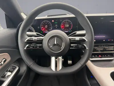 Mercedes-Benz CLA 220 AMG Line 4matic — Berline dynamique, transmission automatique, très faible kilométrage — Miniature 11