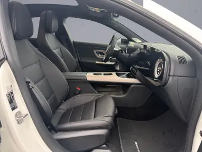 Mercedes-Benz CLA 220 AMG Line 4matic — Berline dynamique, transmission automatique, très faible kilométrage — Miniature 13