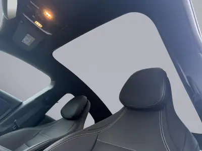 Mercedes-Benz CLA 220 AMG Line 4matic — Berline dynamique, transmission automatique, très faible kilométrage — Miniature 19