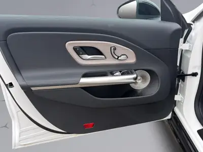 Mercedes-Benz CLA 220 AMG Line 4matic — Berline dynamique, transmission automatique, très faible kilométrage — Miniature 21