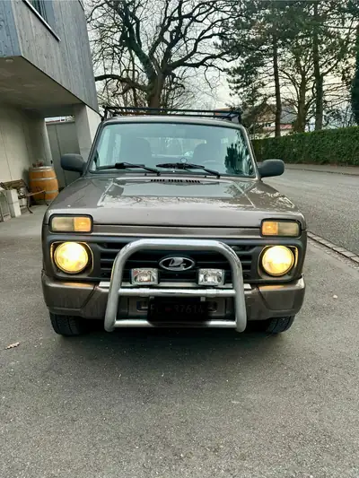 LADA 4x4 Urban — SUV robuste tout-terrain, révision complète et prêt à l'emploi — fianco