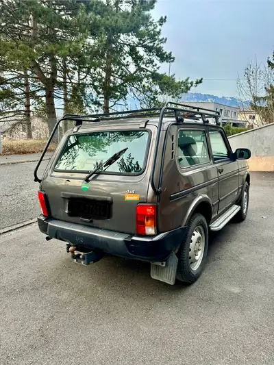 LADA 4x4 Urban — SUV robuste tout-terrain, révision complète et prêt à l'emploi — vista posteriore