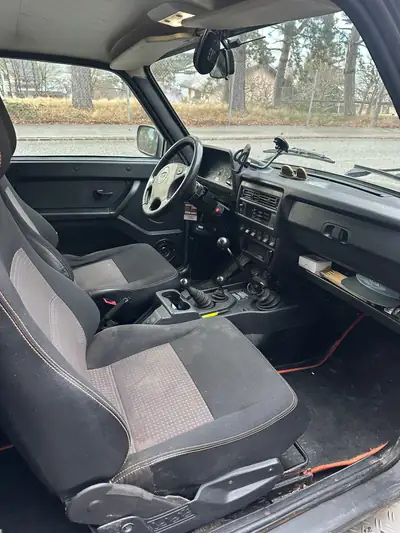 LADA 4x4 Urban — SUV robuste tout-terrain, révision complète et prêt à l'emploi — interni