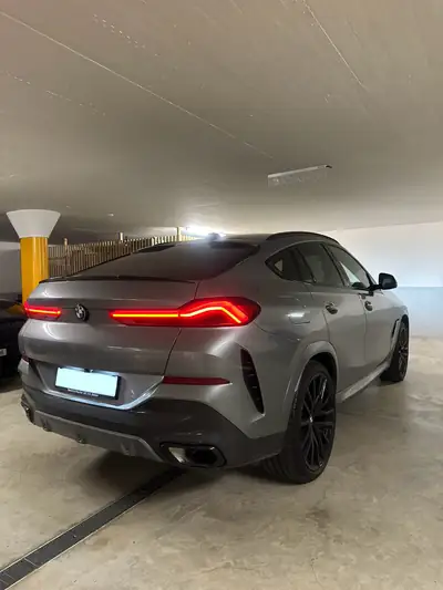 BMW X6 xDrive 48V 30d M Sport Pro — SUV coupé diesel hybride, 20 900 km seulement — Heckansicht