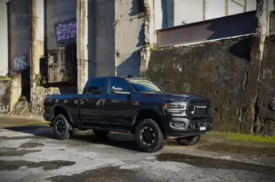 Dodge Ram 2500 Power Wagon 2023 — Pick-up musclé 4x4, kilométrage faible — vista posteriore