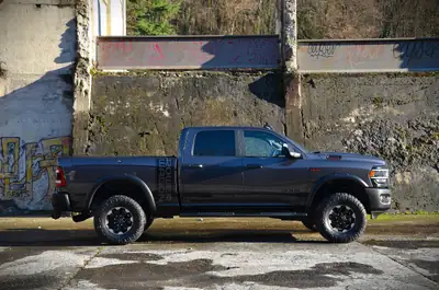 Dodge Ram 2500 Power Wagon 2023 — Pick-up musclé 4x4, kilométrage faible — interni